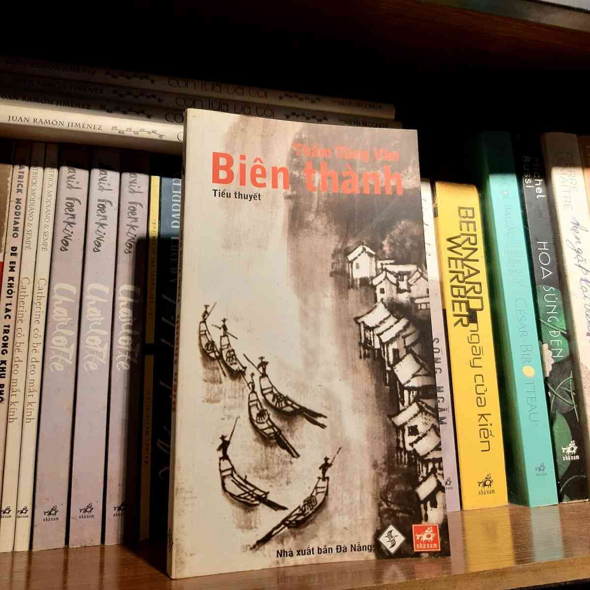 alt: Hình ảnh con thuyền trên sông trong phim Biên Thành