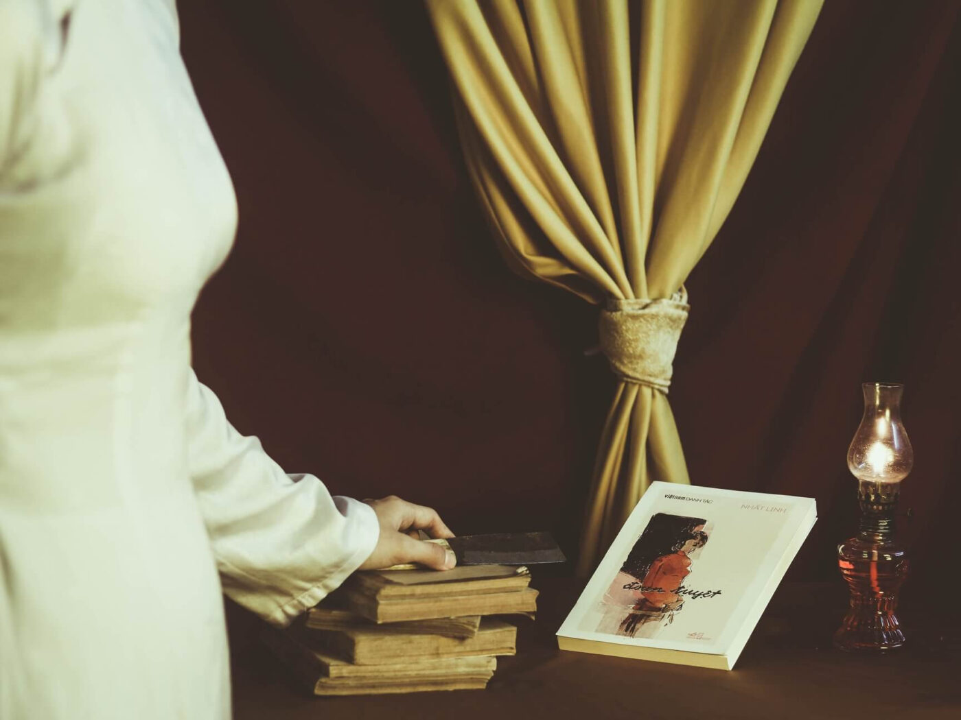 alt text: Bìa sách Đoạn Tuyệt của Nhất Linh