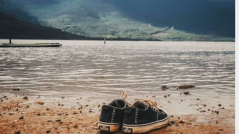 alt text: Hình ảnh một bàn chân đang bước đi trên nền đất, tượng trưng cho bước chân đầu tiên trên hành trình dài